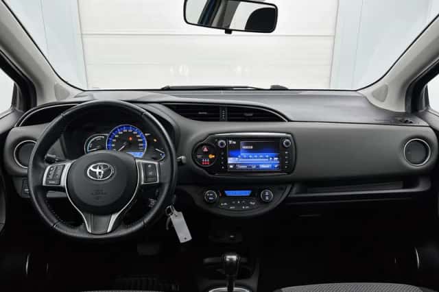Toyota Yaris (2015) thumbnail 6