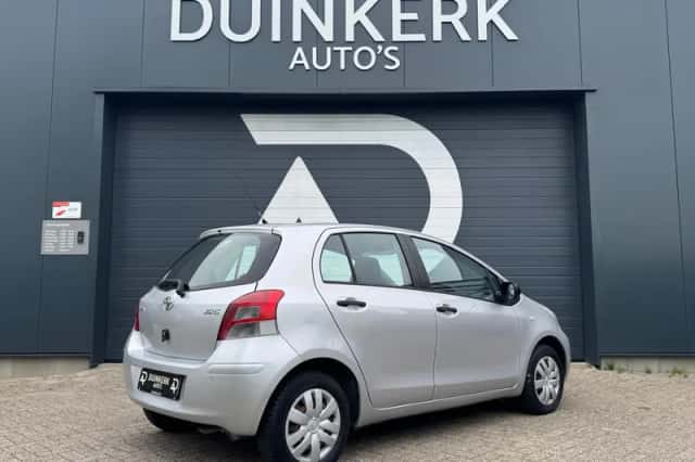Toyota Yaris (2010) thumbnail 5