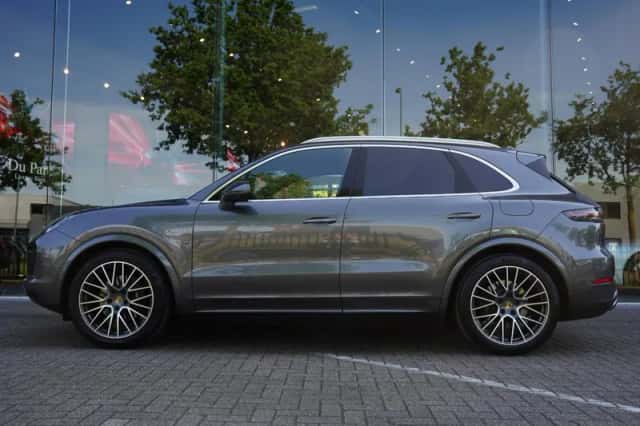 Porsche Cayenne (2021) thumbnail 2