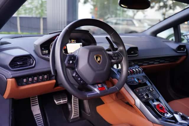Lamborghini Huracan (2015) thumbnail 4