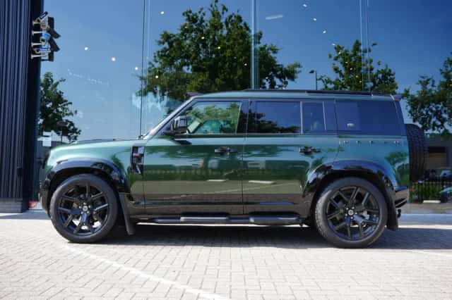 Land Rover Defender (2021) thumbnail 2