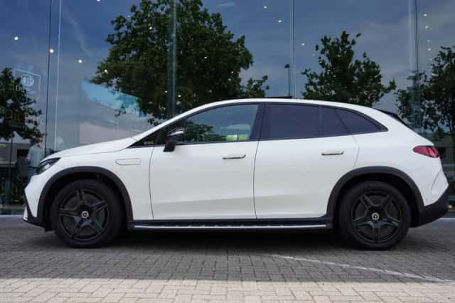 Mercedes-Benz EQE (2023) thumbnail 2