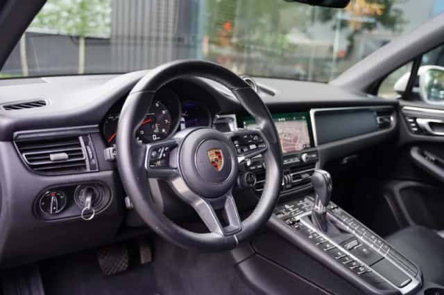 Porsche Macan (2021) thumbnail 4
