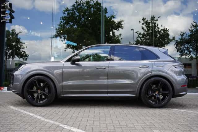 Porsche Cayenne (2024) thumbnail 2