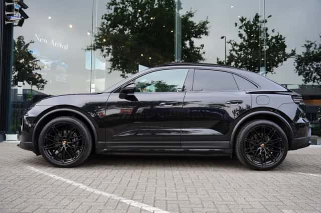 Porsche Macan (2024) thumbnail 2