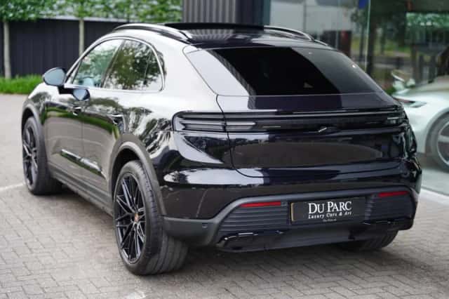 Porsche Macan (2024) thumbnail 3