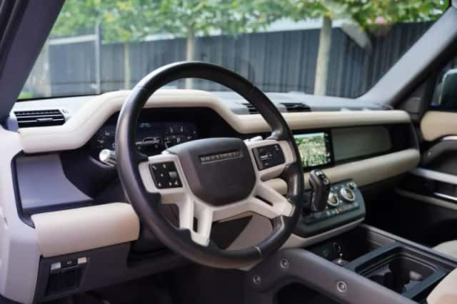 Land Rover Defender (2021) thumbnail 4