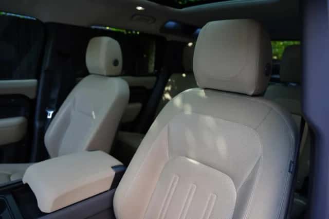 Land Rover Defender (2021) thumbnail 6