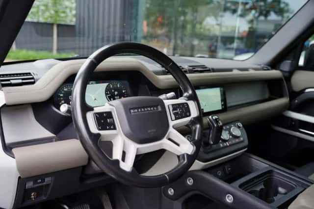 Land Rover Defender (2021) thumbnail 4