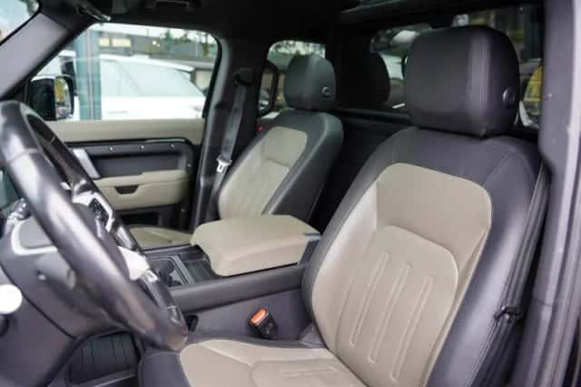 Land Rover Defender (2021) thumbnail 6