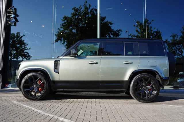 Land Rover Defender (2024) thumbnail 2