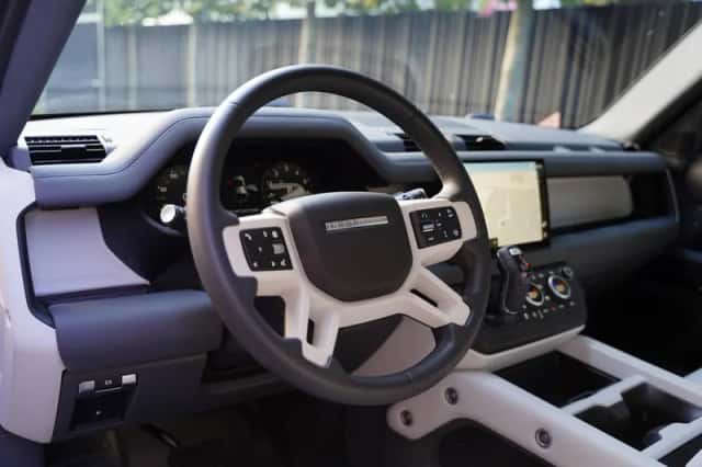 Land Rover Defender (2024) thumbnail 4