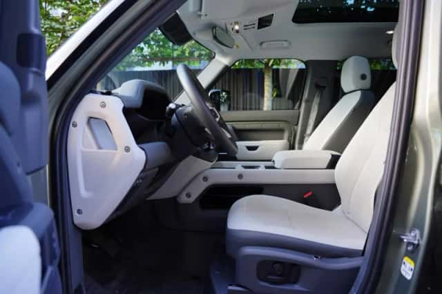 Land Rover Defender (2024) thumbnail 5