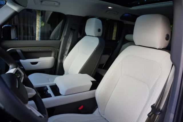 Land Rover Defender (2024) thumbnail 6