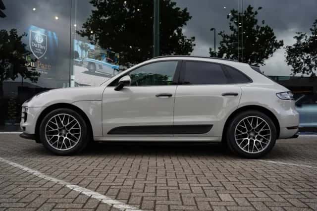 Porsche Macan (2021) thumbnail 2