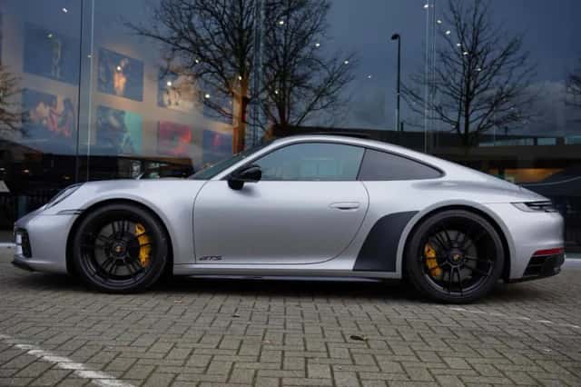 Porsche 911 (2022) thumbnail 2