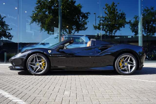 Ferrari F8 Spider (2022) thumbnail 3