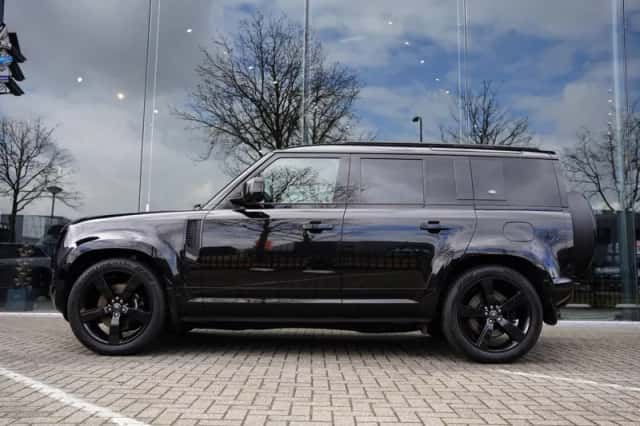 Land Rover Defender (2023) thumbnail 2