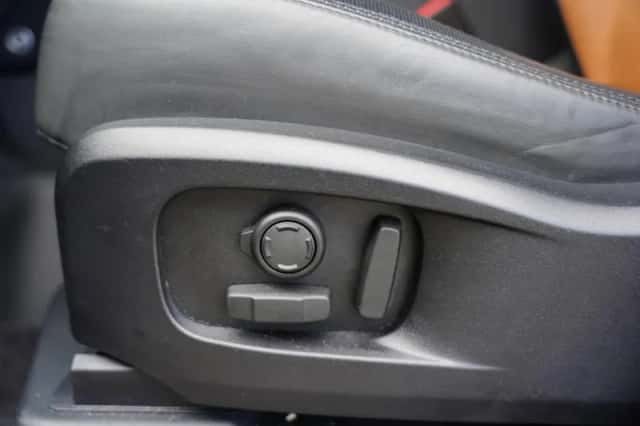 Land Rover Defender (2023) thumbnail 4