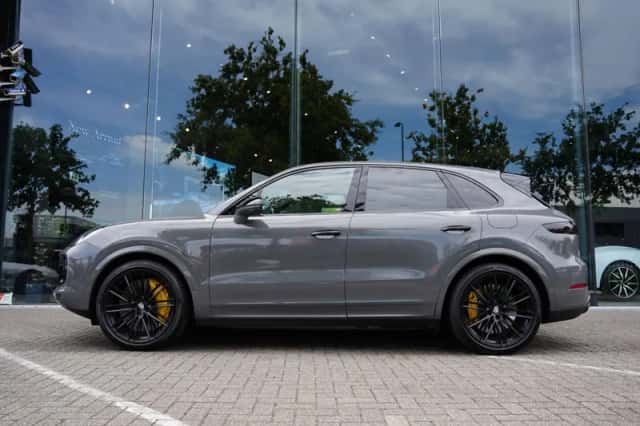 Porsche Cayenne (2021) thumbnail 2