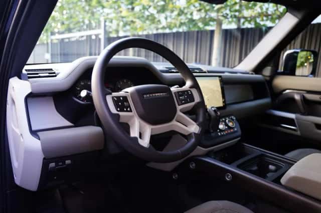 Land Rover Defender (2023) thumbnail 4