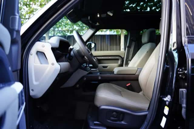 Land Rover Defender (2023) thumbnail 5