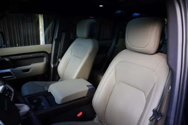 Land Rover Defender (2023) thumbnail 6