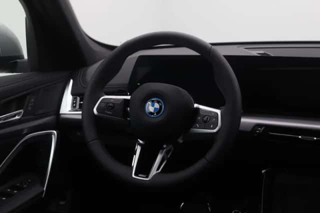 BMW iX1 (2026) thumbnail 2