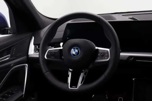 BMW iX2 (2025) thumbnail 2