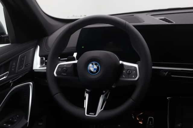 BMW iX1 (2026) thumbnail 2