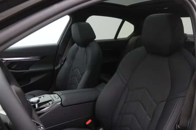 BMW i5 (2026) thumbnail 4