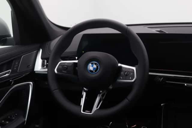 BMW iX1 (2026) thumbnail 2
