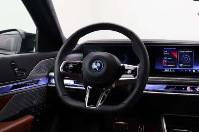 BMW i7 (2023) thumbnail 2