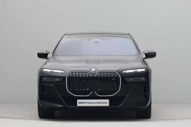 BMW i7 (2023) thumbnail 5