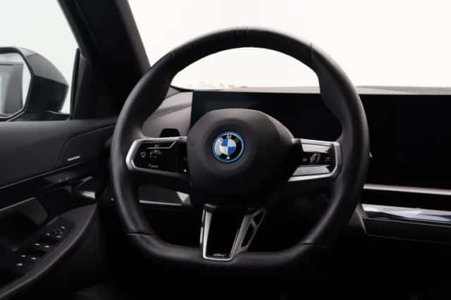 BMW i5 (2024) thumbnail 2