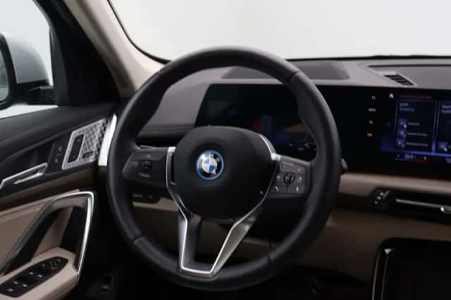 BMW iX1 (2023) thumbnail 2