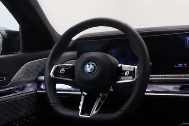 BMW i7 (2025) thumbnail 2