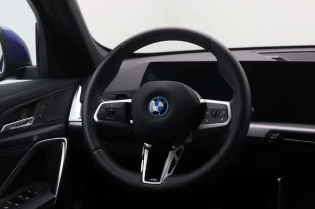 BMW iX1 (2025) thumbnail 2