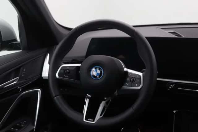 BMW iX1 (2025) thumbnail 2