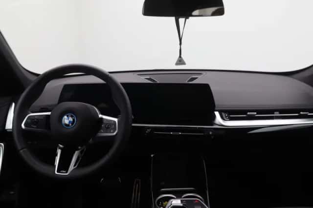 BMW iX1 (2025) thumbnail 12