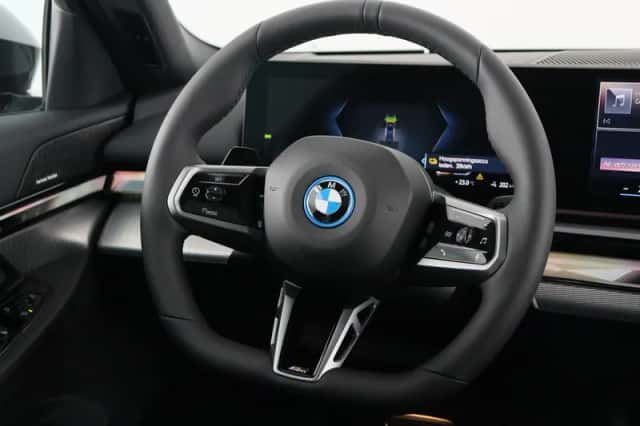 BMW i5 (2025) thumbnail 2