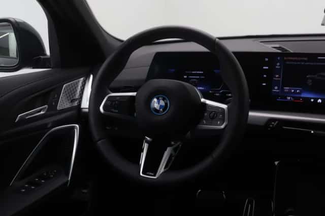 BMW iX2 (2025) thumbnail 2