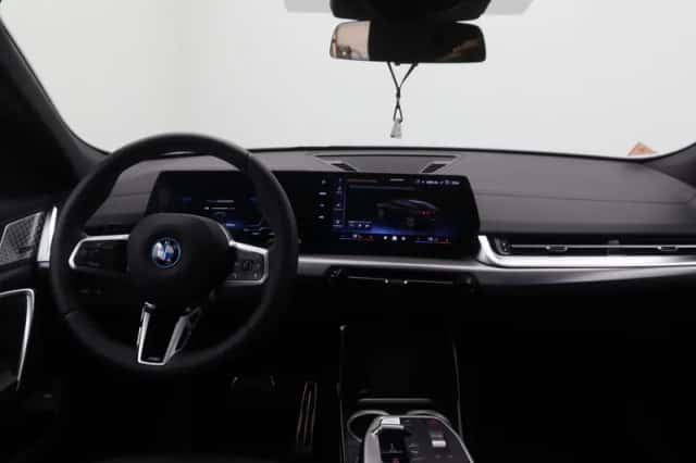 BMW iX2 (2025) thumbnail 12