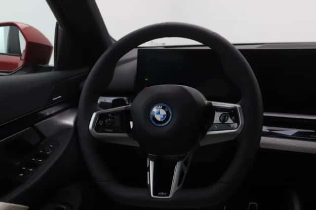BMW i5 (2024) thumbnail 2