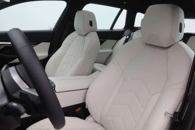 BMW i5 (2024) thumbnail 4