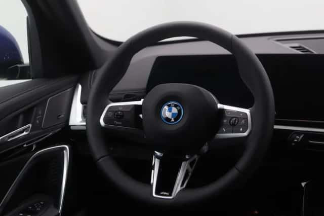 BMW iX1 (2026) thumbnail 2