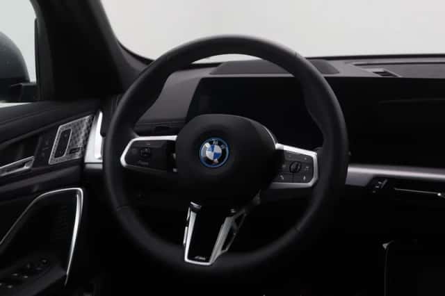 BMW iX1 (2024) thumbnail 2