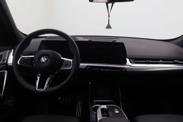 BMW iX1 (2024) thumbnail 12