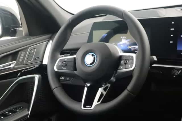 BMW iX2 (2026) thumbnail 2