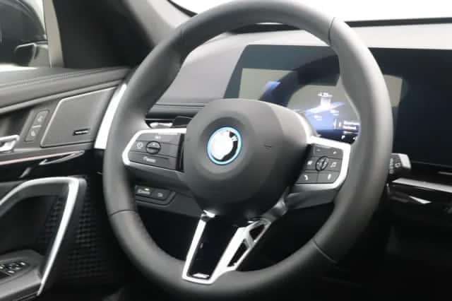 BMW iX1 (2026) thumbnail 2